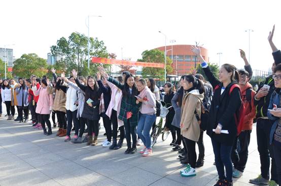 说明: E:\雷速体育官网
重要获奖\照片素材\朱丹——教育部2022年度高校思想政治工作精品项目申报书\证明材料\15-10志愿服务活动现场:校园普法志愿服务活动现场.JPG