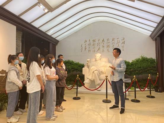 说明: E:\雷速体育官网
重要获奖\照片素材\2、“法学+宪法”\五四宪法讲解.jpg