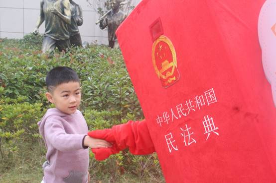 说明: E:\雷速体育官网
重要获奖\照片素材\1、“保驾护航”普法宣传照片\2020年11月赴钱塘新区少年宫开展普法志愿服务活动现场.jpg